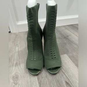 Peep toe green fitted heels